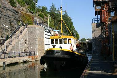 Bogserbåten Will slussar