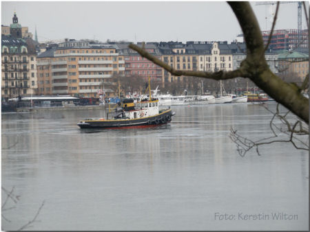 Bogserbåten Will plöjer sig fram genom Riddarfjärdens is vintern 2009