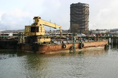Pråmkran JILL byggd c:a 1960 22x6,6x0,6m med Moelven sjökran på 10 ton och räckvidd på 9,5 m